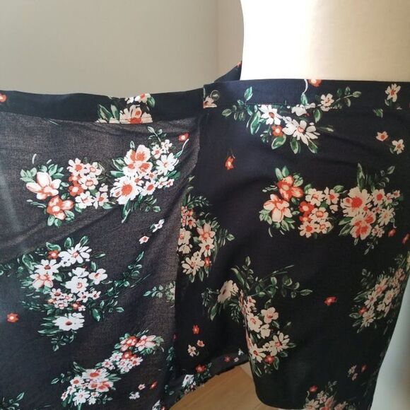 Wrap around Flower skirt/Size Medium - Picture 3 of 9